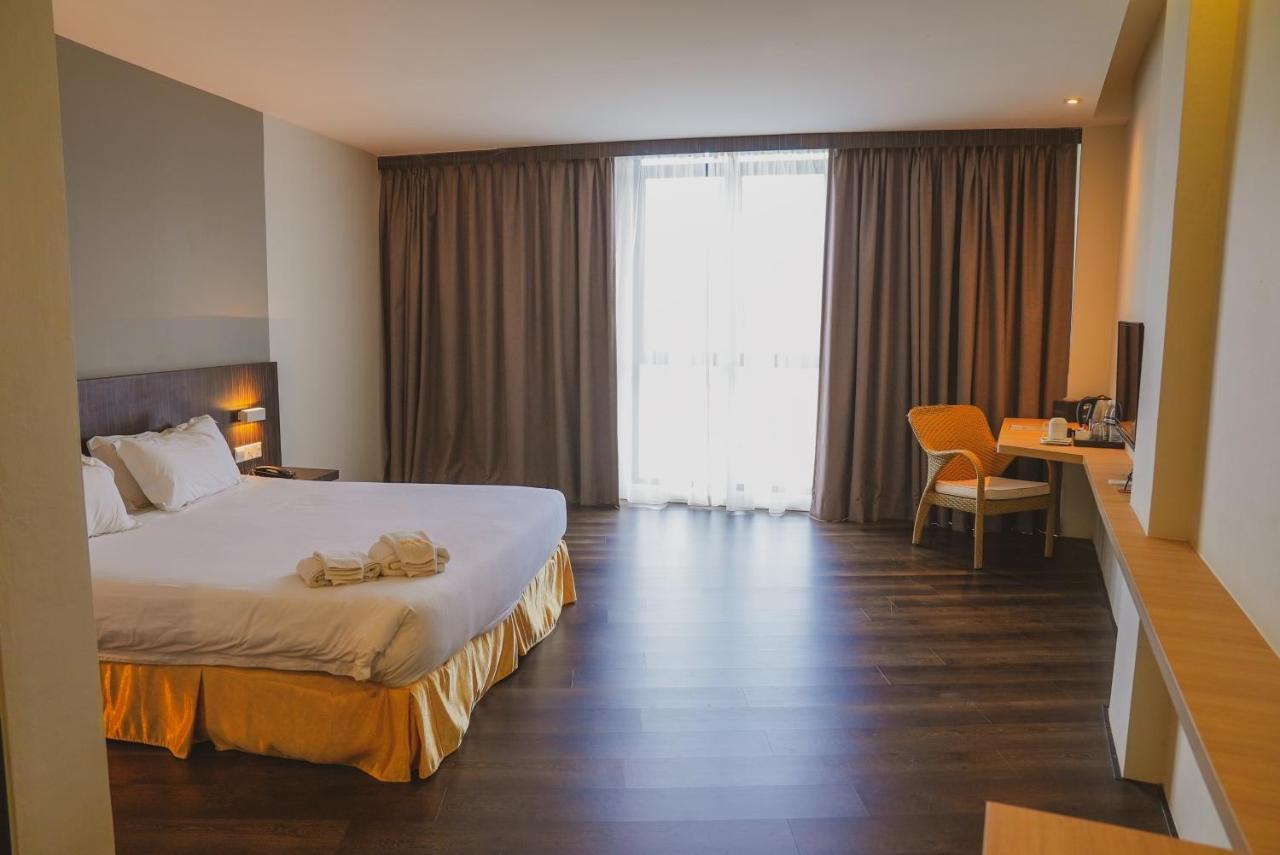 Roxy Hotel Serian Kültér fotó